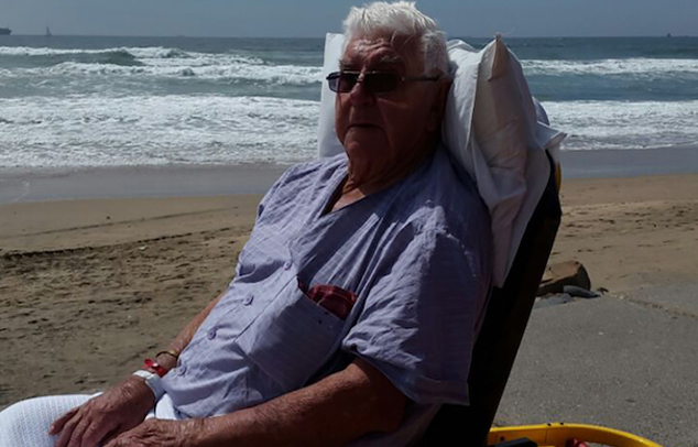öreg papa a strandon